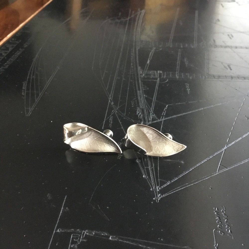 Signed Giovanni Silver Tone Leaf Looking Screw Back Earrings Textured Design EUC