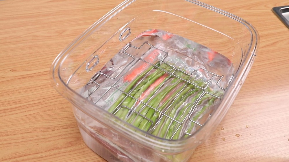 Versatile 12-Quart Sous Vide Container with Built-in Rack and Collapsible Hin