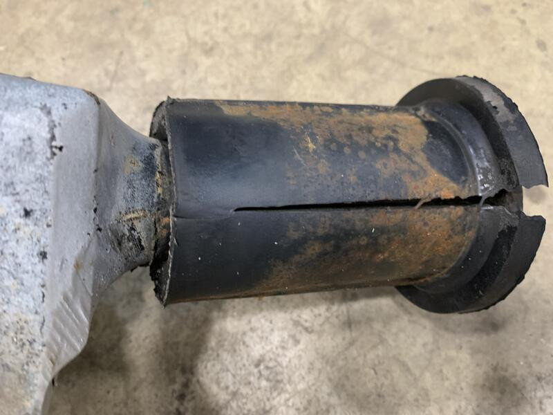 2001 Mack RD Cab Mount (630-10523)