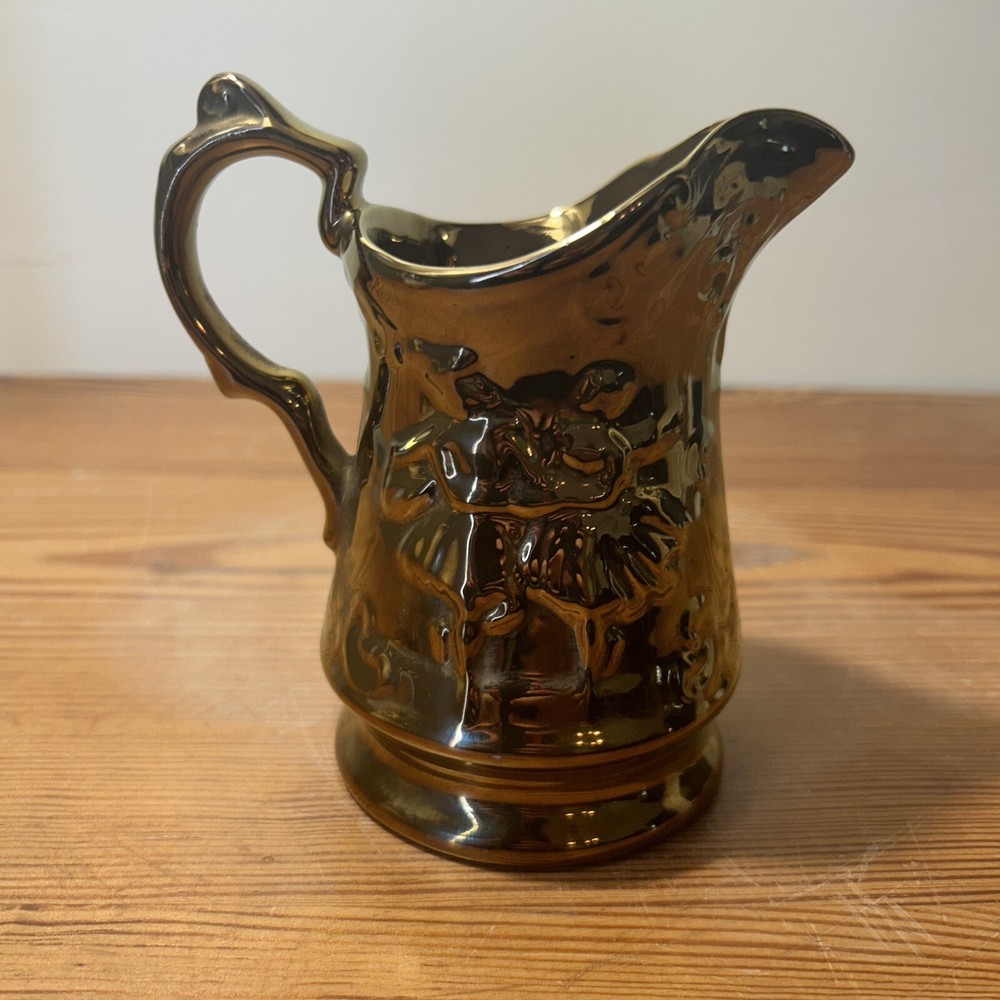 WADE ENGLAND GOLD COLORED CREAMER! Chip on bottom