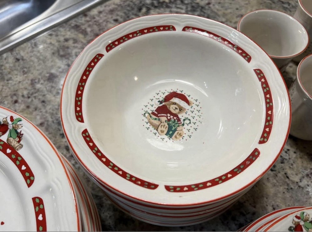Tienshan Stoneware Christmas Teddy Bear 40 Pieces Dinnerware Set