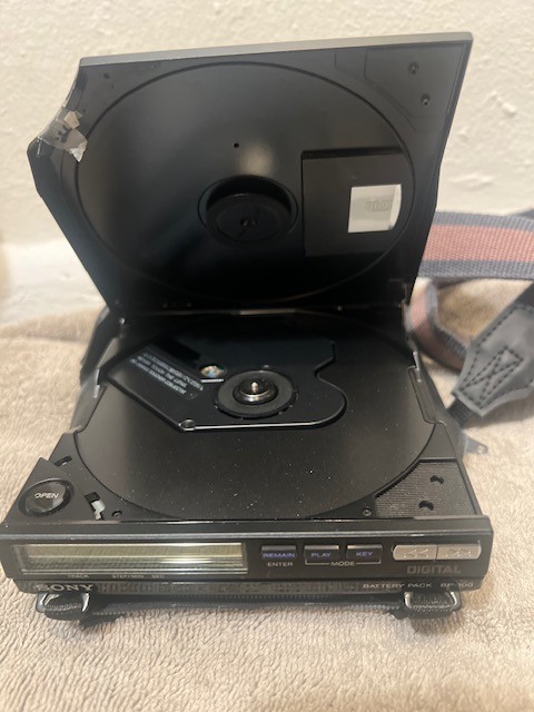 2 Different Sony DISCMAN - D10 bp100 & Sony D25 Discman