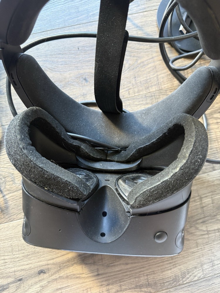 UNTESTED/AS IS Lenovo Oculus Rift PC- Powered VR Gaming Headset - 4 Controllers