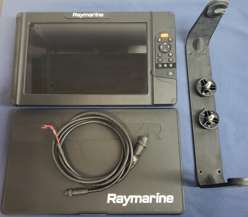 Raymarine Element 12 Chartplotter Fishfinder E70536 w/Lighthouse Premium Charts!