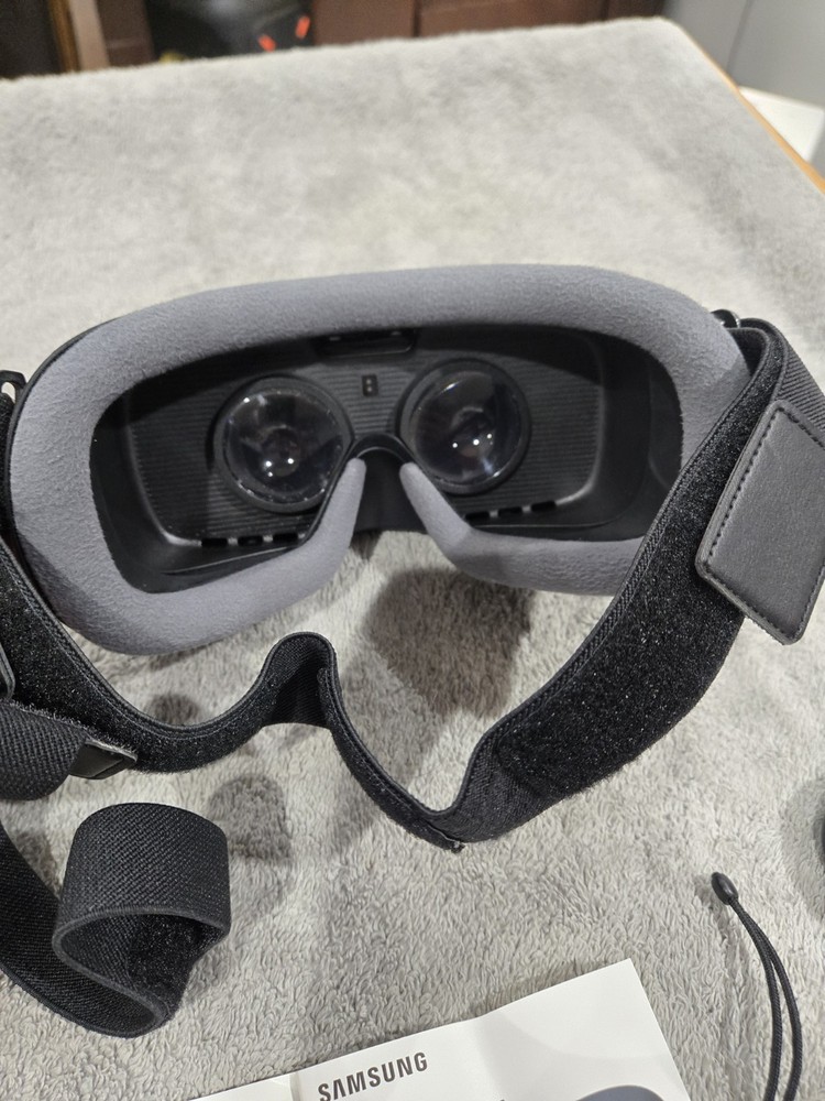 Samsung Gear VR w/ Controller