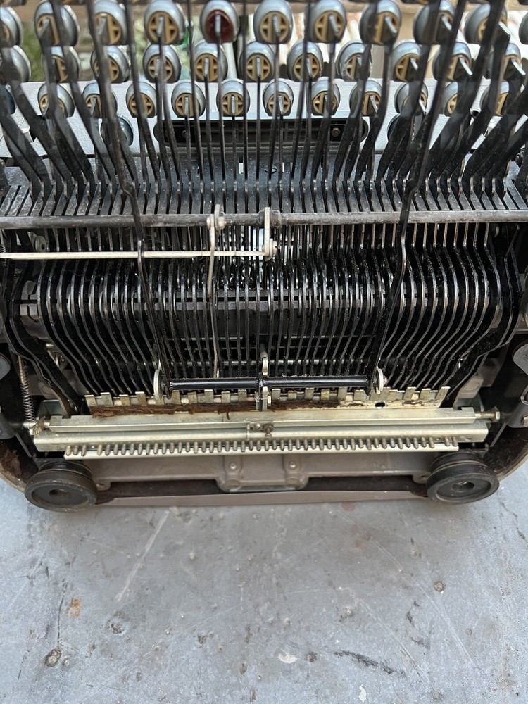 Antique UNDERWOOD SX Model TYPEWRITER Gray work