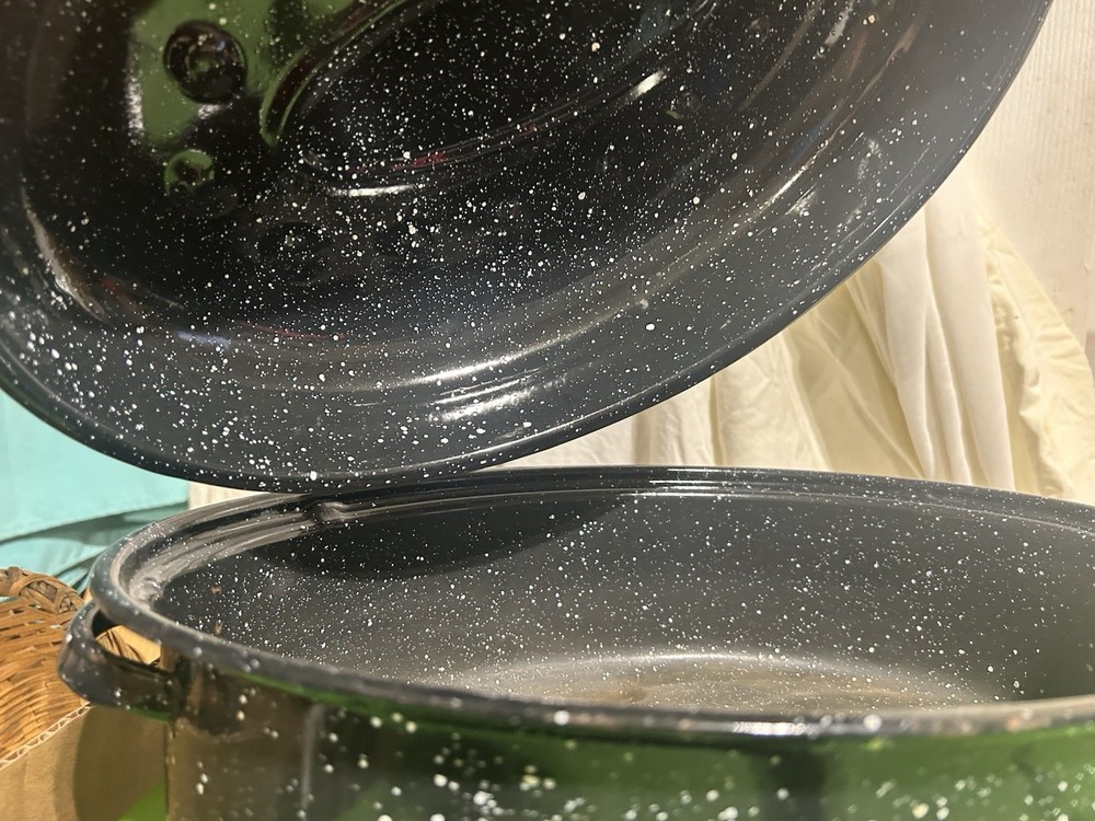 NICE Black & White speckled GRANITEWARE ENAMELWARE ROASTER
