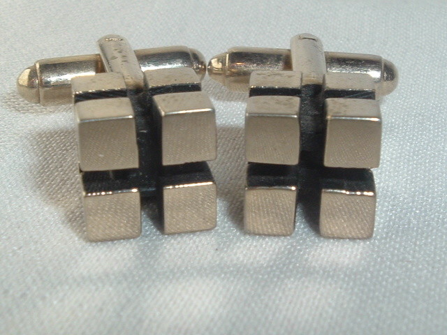 VINTAGE GOLD TONE METAL CUBE CUFF LINKS
