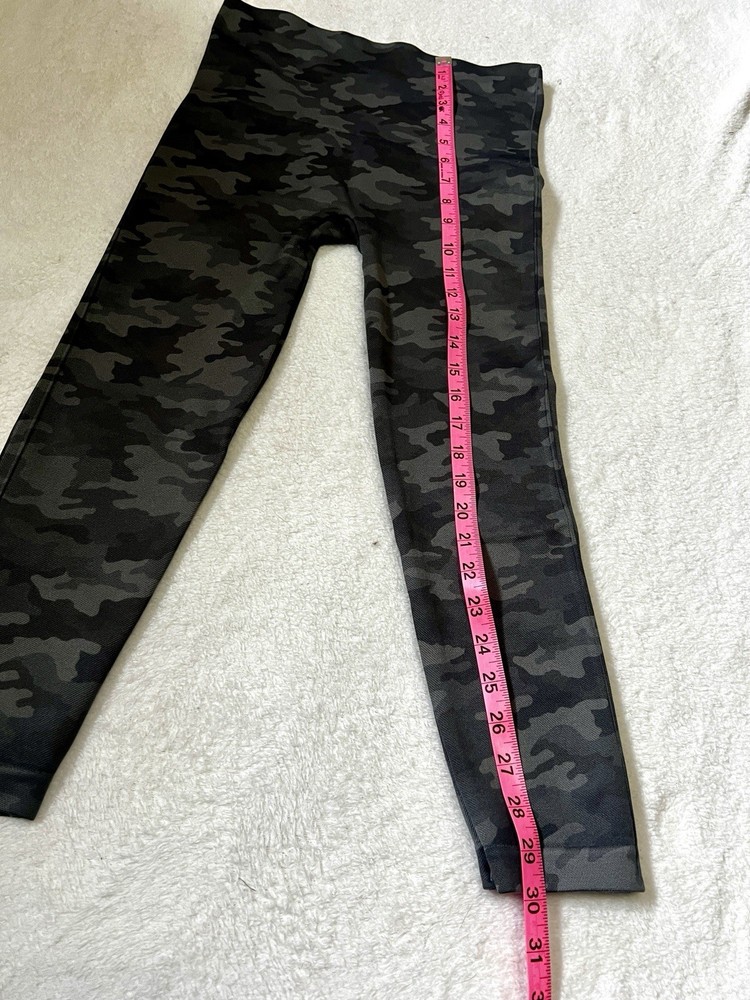 SPANX Seamless Camouflage Cropped Leggings - Large
