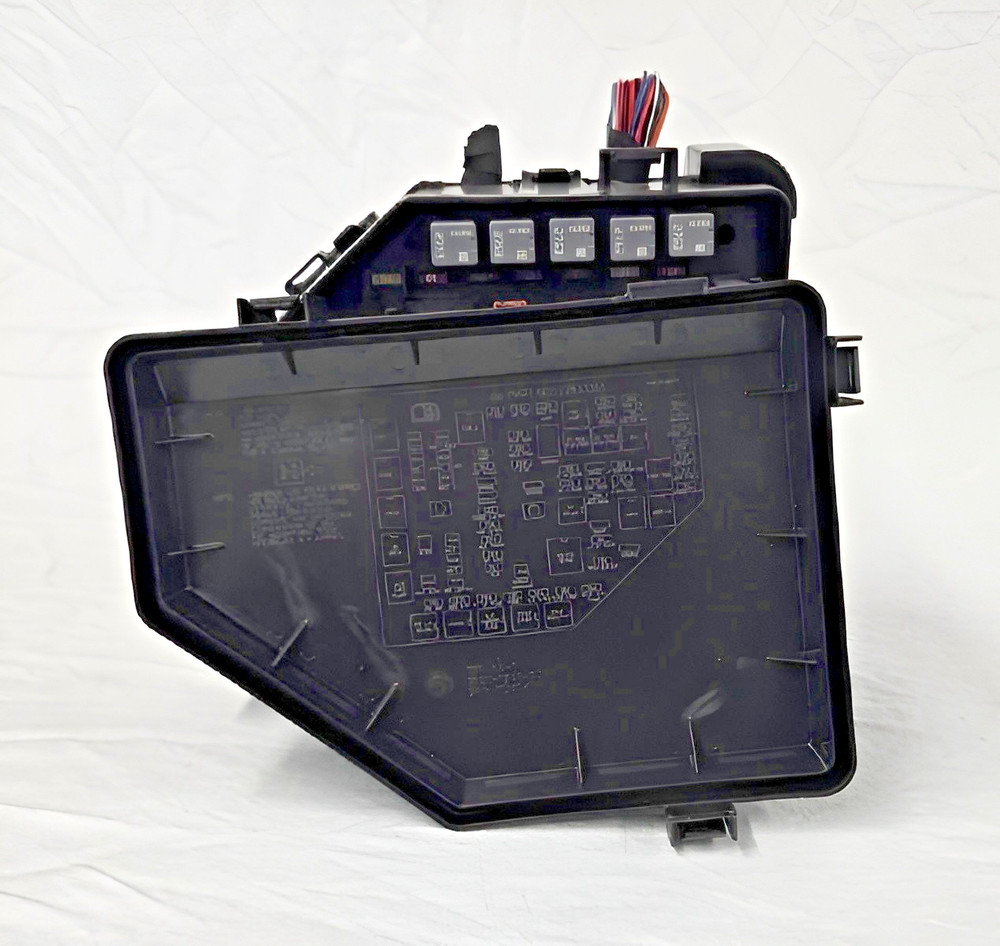 2013-2014 Chevy Traverse Engine Fuse Box Assembly OEM