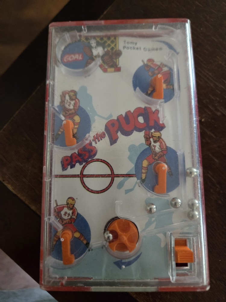 Vintage Tomy Pocket Game Pass The Puck Game Used