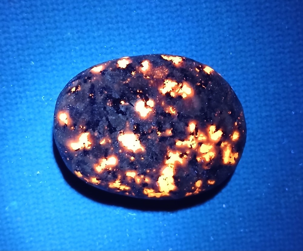 Fluorescent Sodalite ( Yooperlite ) 0.9 oz.   A Nice Bright Yooperlite