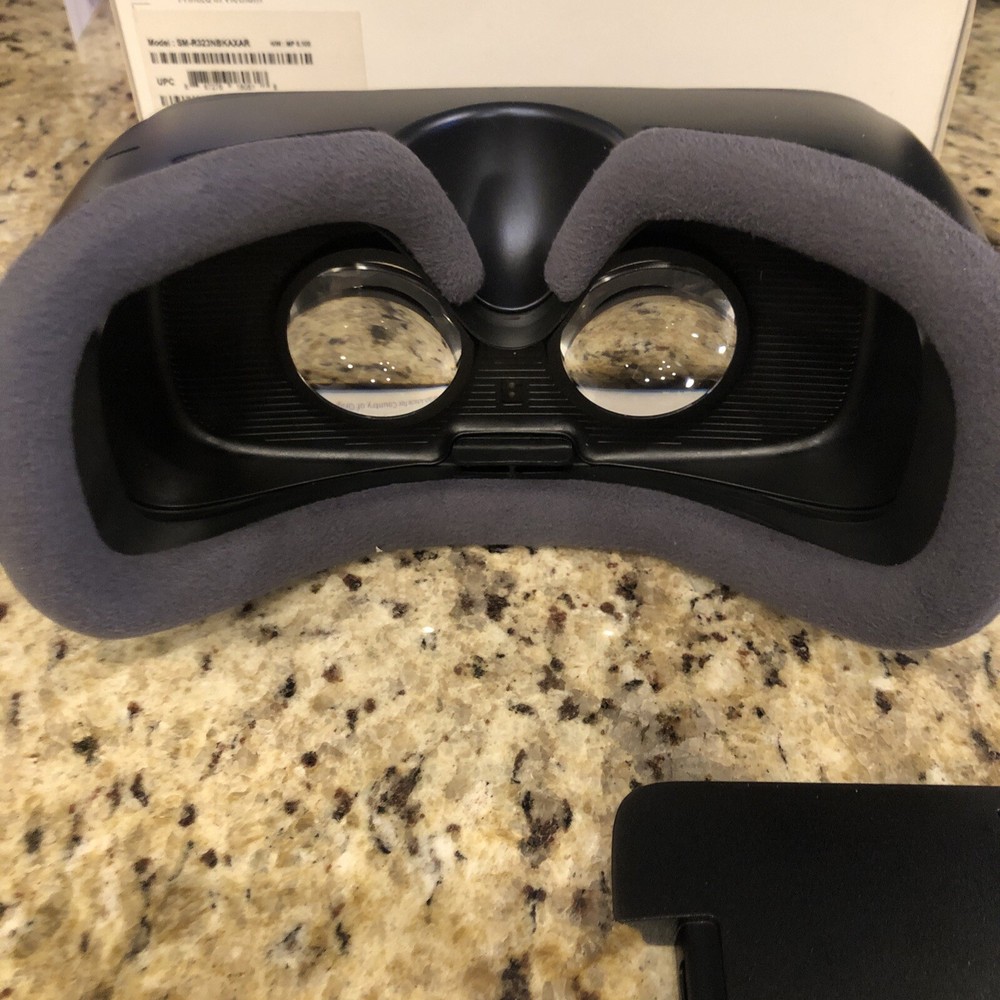 SAMSUNG GEAR VR POWERED BY OCULUS SM-R323