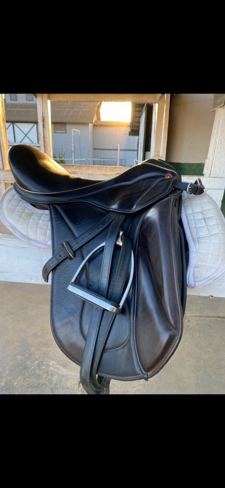 Reactor panel dressage saddle-Size 18 with adjustable points. Good condition! 