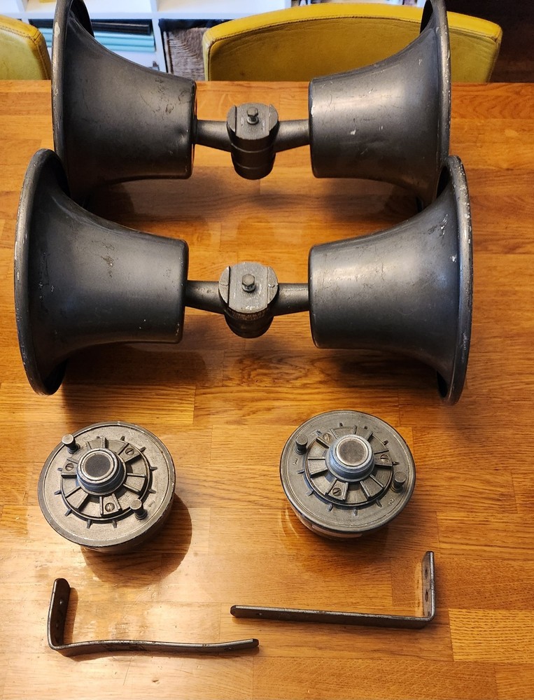 Pair, Racon Bidirectional Horns With Racon Drivers. Working
