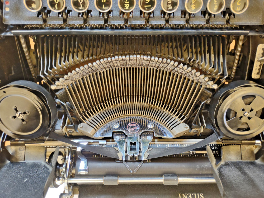 [Excellent] 1949 Smith-Corona Silent "Floating Shift" black typewriter with case