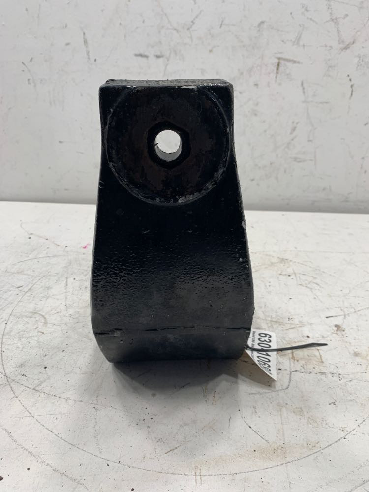 2013 Peterbilt 386 Cab Mount A856009 (630-10680)