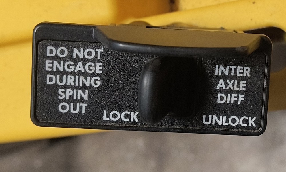 FREIGHTLINER INTER AXLE LOCK SWITCH VALVE GTD 3270 1A