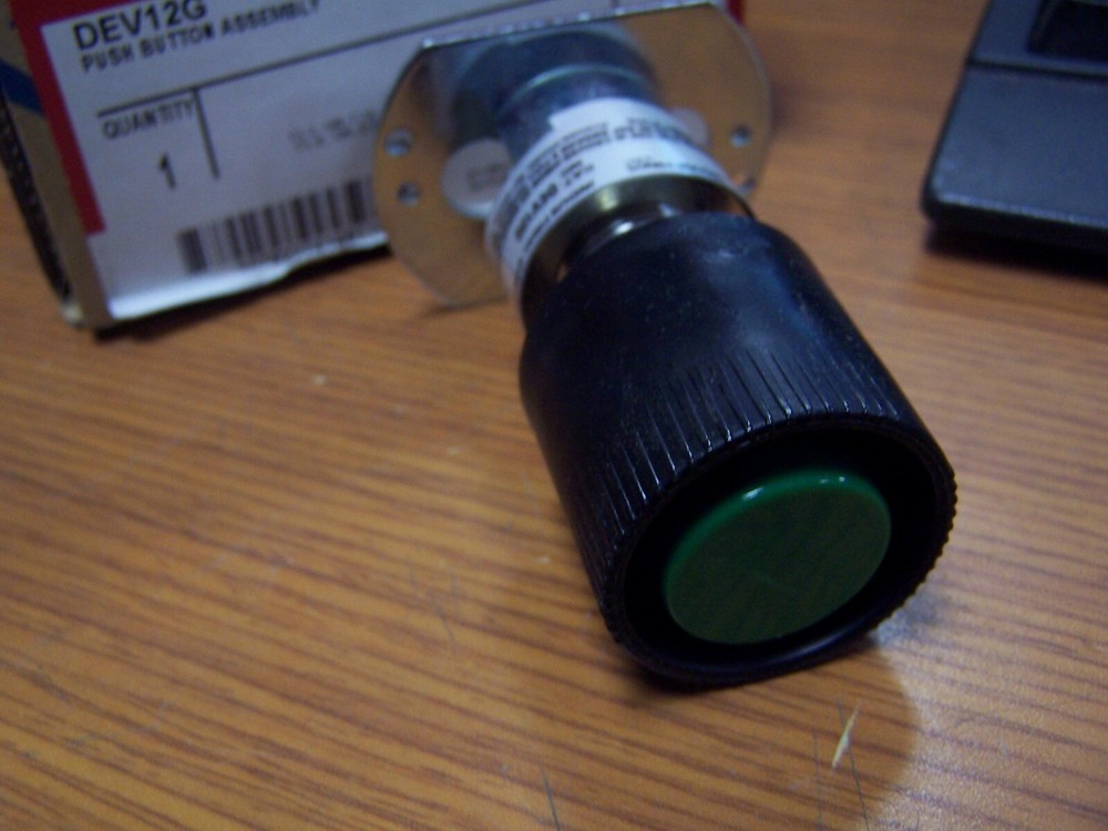 NEW CROUSE HINDS HAZARDOUS LOATION PUSH BUTTON GREEN DEV12G