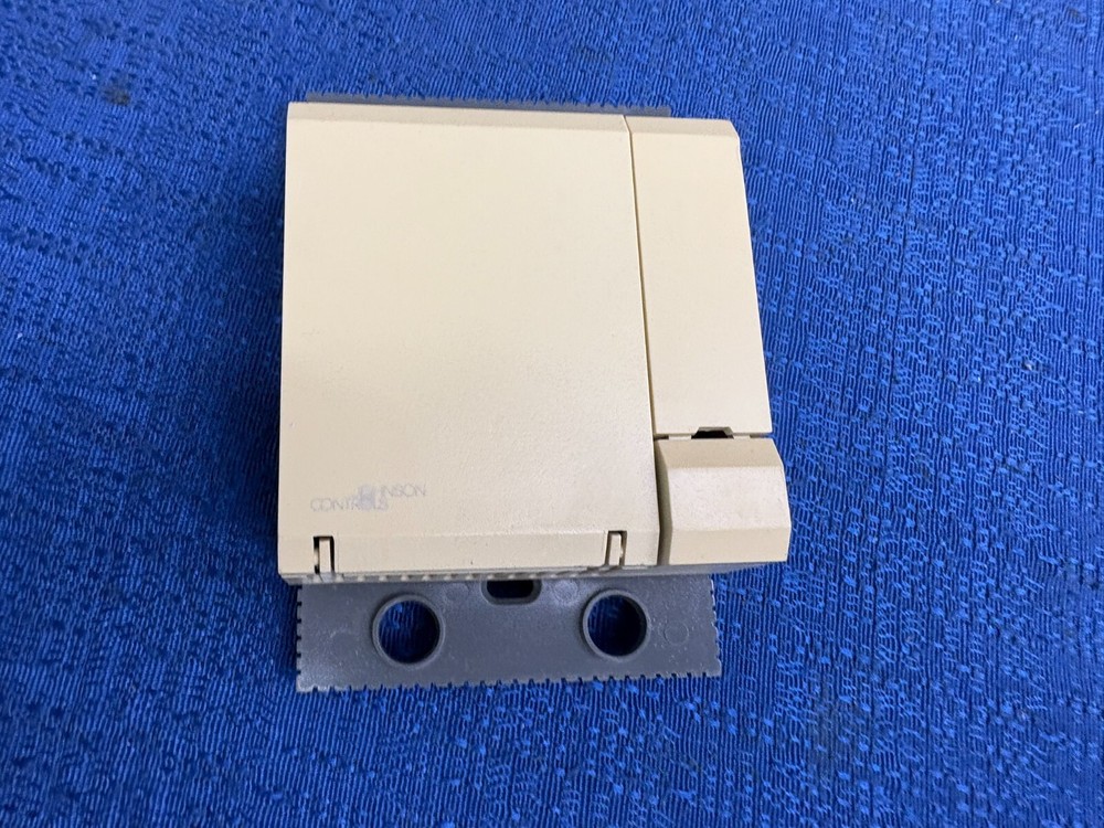 Johnson Controls 24-7705-2R2 / TE-6700 Series Wall-Mount Temperature Controller
