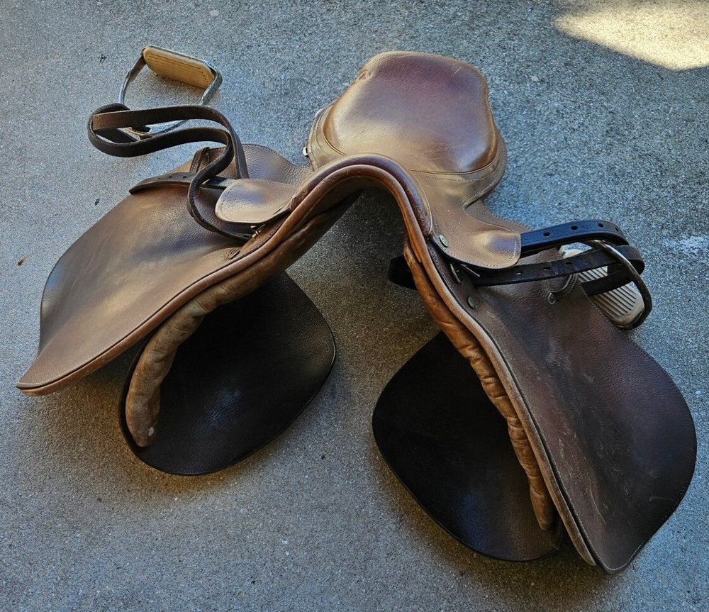 Beval Jumping Saddle Size 17 Long Made in England Devon 2000 Used