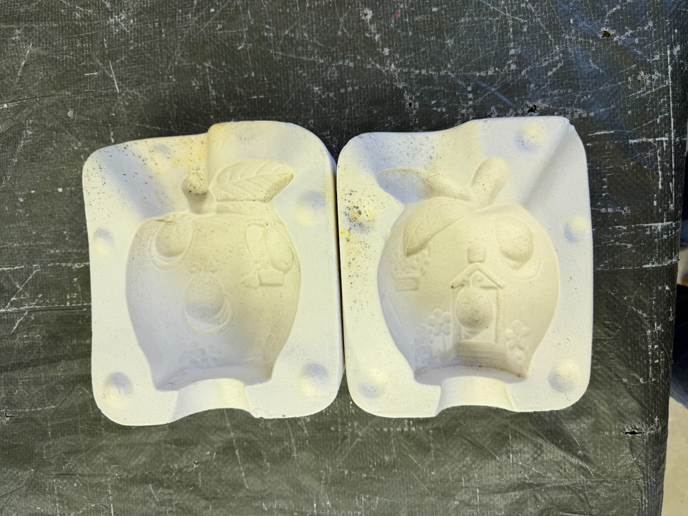VINTAGE EVERGREEN CERAMIC MOLD #255 APPLE/WORMS