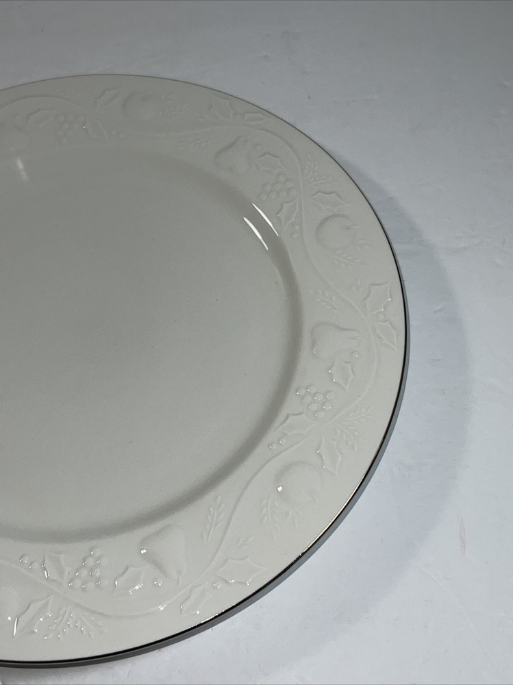 Libbey Embossed Holly Berry White Dinner Plates Tableware - 10.75" Y