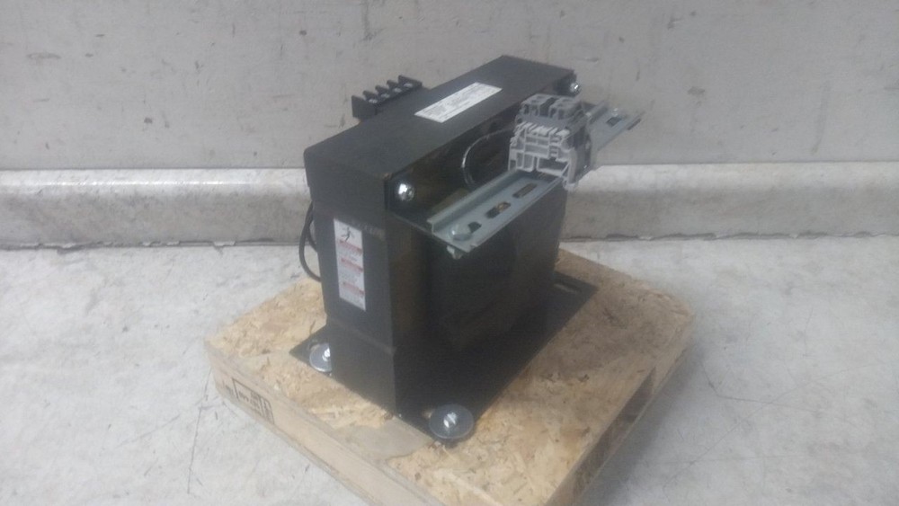 Square D 9070T3000D1 240VAC; 480VAC Input 120VAC Output Control Transformer