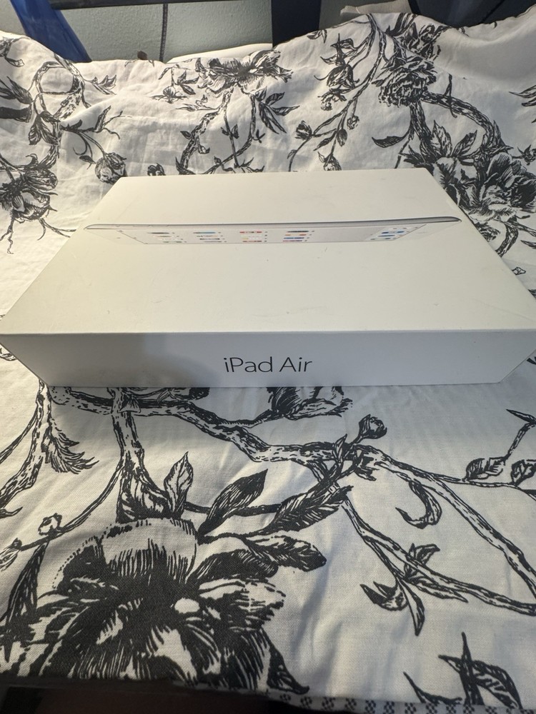 Apple iPad Air White BOX ONLY 32GB Model MD789LL/B