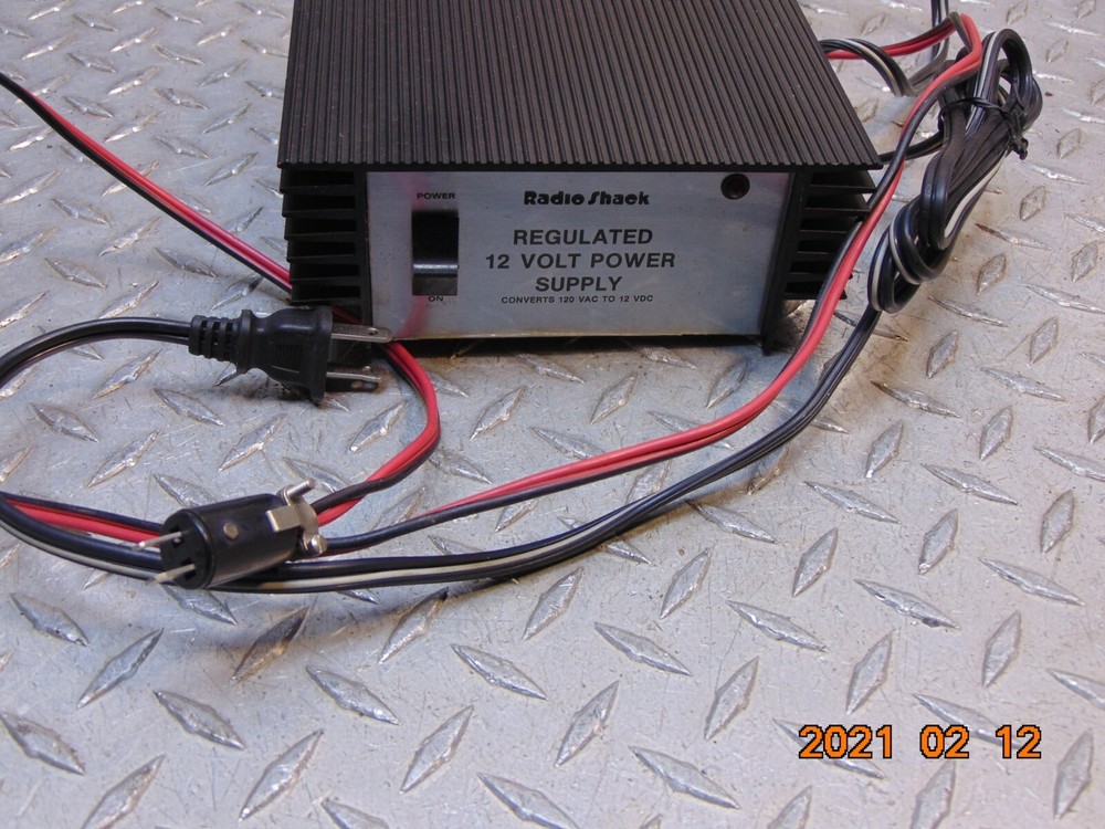 RADIO SHACK 22-120B REGULATED 12-VOLT POWER SUPPLY