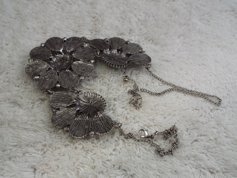 Silvertone Blue Bead Scoop Necklace (B55)