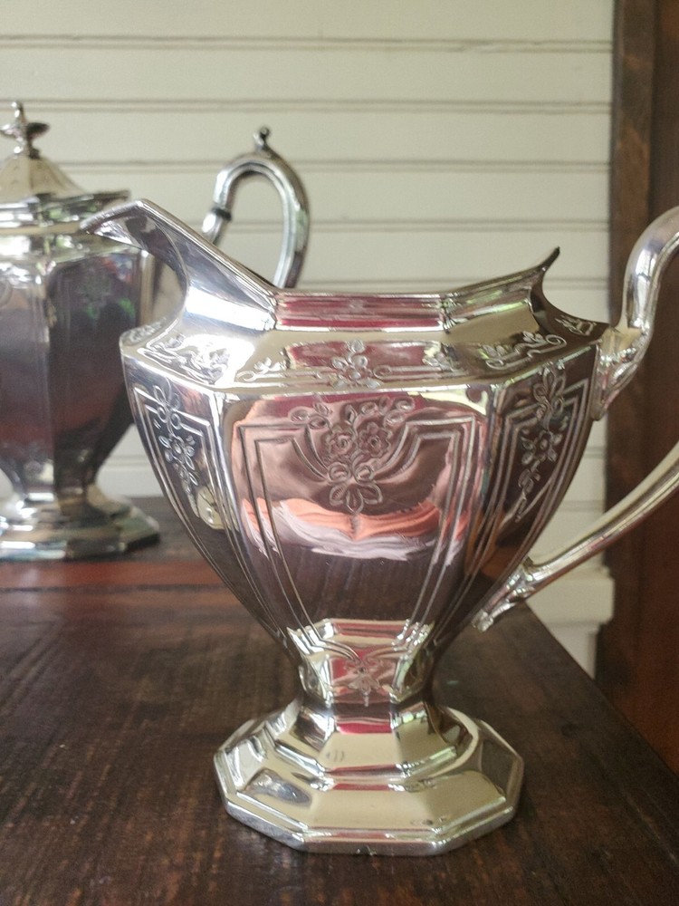 Vintage 1930 Reed & Barton D4094 Silverplate Creamer & Sugar Set .
