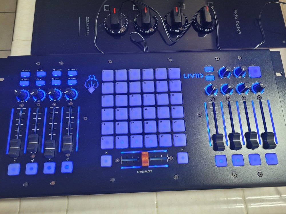 Livid Instruments Ohm Black Rackmount with Manuel & CD