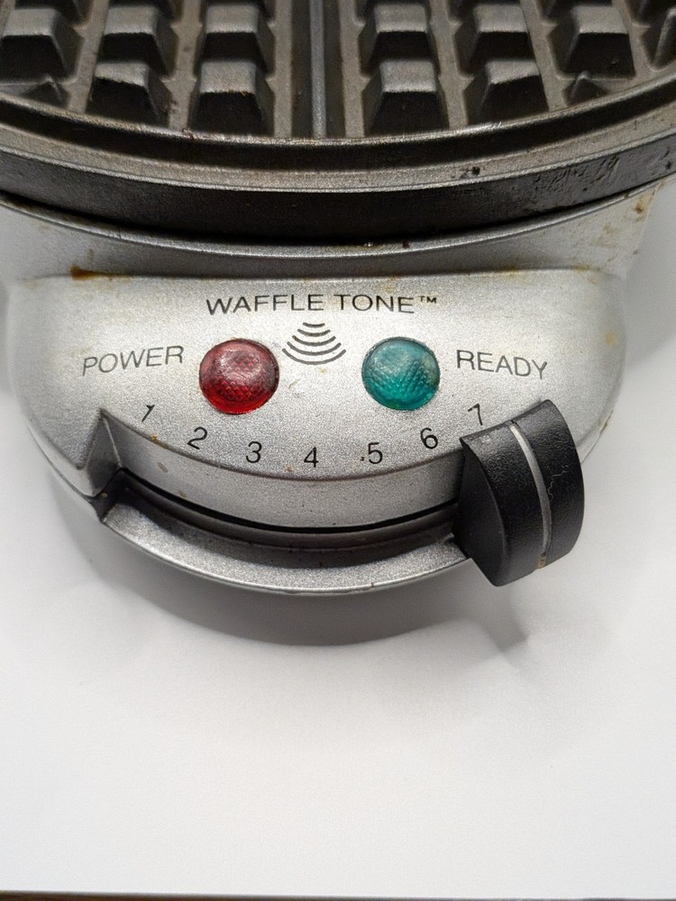 Villaware Waffle Tone Belgian Waffle Maker Baker Model 2004 TESTED