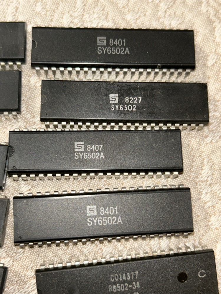 12 Assorted Makers 6502 CPU , Untested - See Photos For Specifics