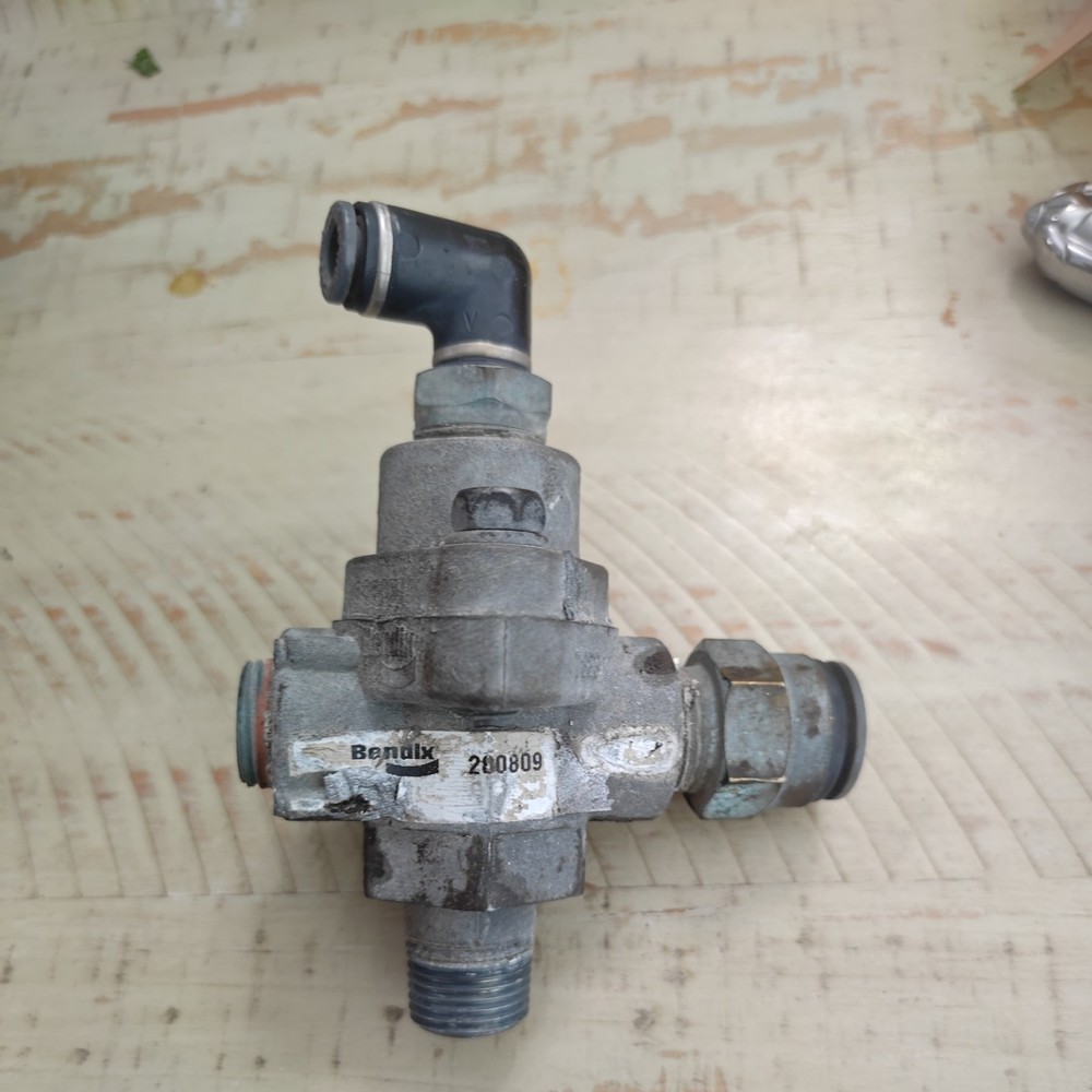 Bendix Double Check Valve  with plugs 280809