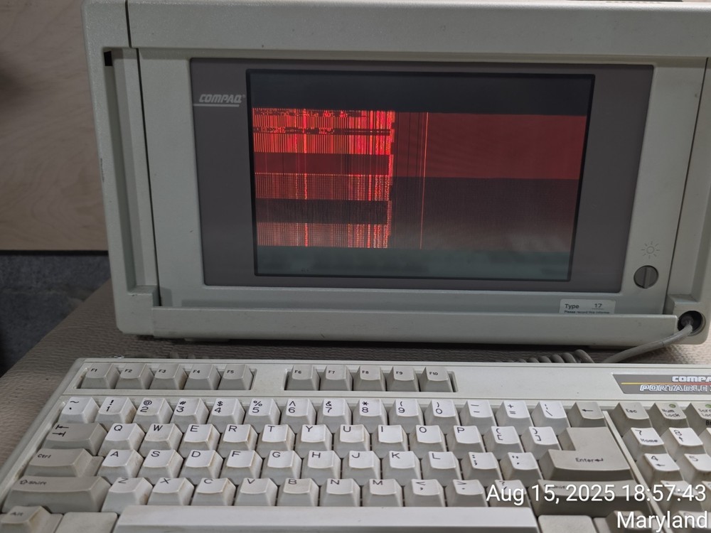 Vintage COMPAQ Portable III Computer Model: 2660 - Powers ON