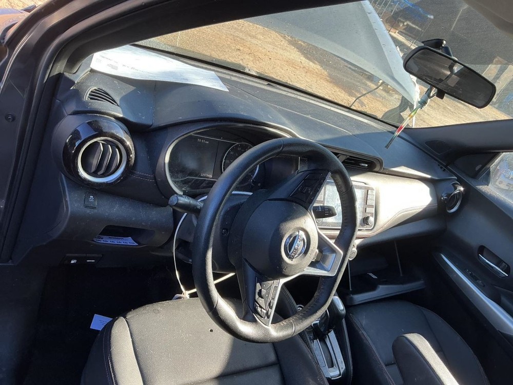 KICKS 2019 Glove Box 4926521