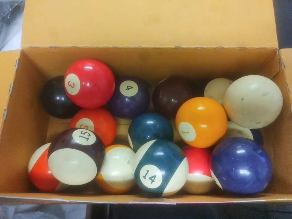 16 Billiard Pool Balls Complete (Marks And Scuffs)
