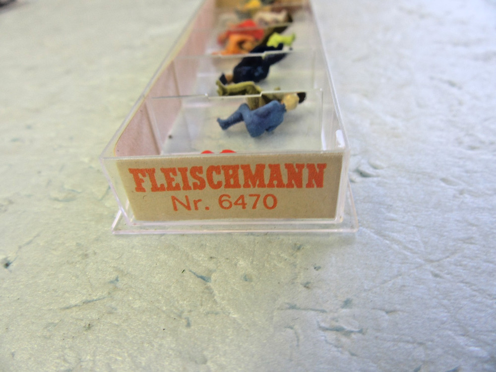 HO - Fleischmann 6470 Sitting People - NIB
