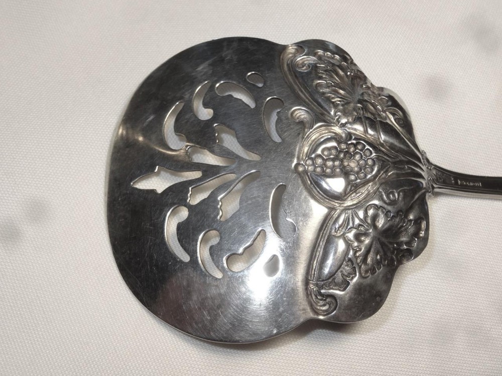 8" LONG SELDOM FOUND MOSELLE PATTERN SILVER PLATED TOMATOE SERVER