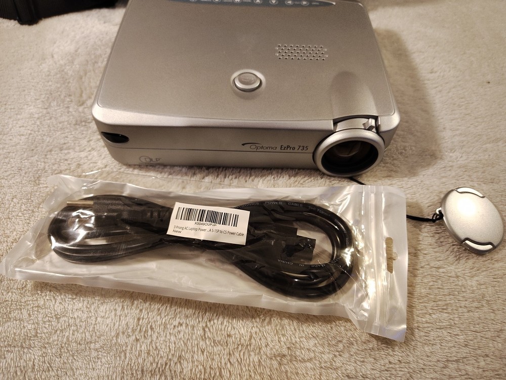 Optoma EP735 EzPro DLP Projector Powers On Carrying Case Remote Bundle Cables