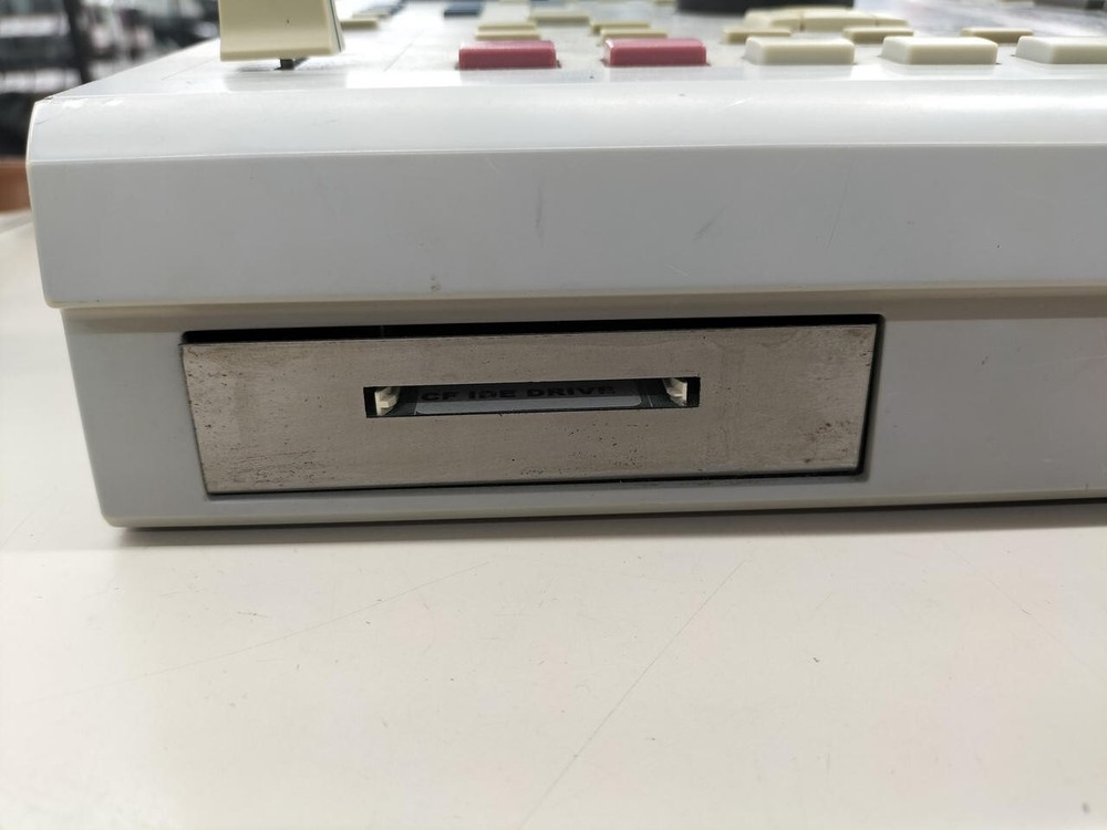 AKAI MPC 2000XL MIDI PRODUCTION CENTER drum sampler rhythm machine