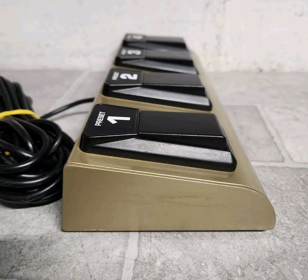 BEHRINGER FS114 Foot Pedal Switch Gold Controller