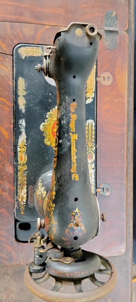 Vintage SINGER Sewing Machine Table & Sewing Machine