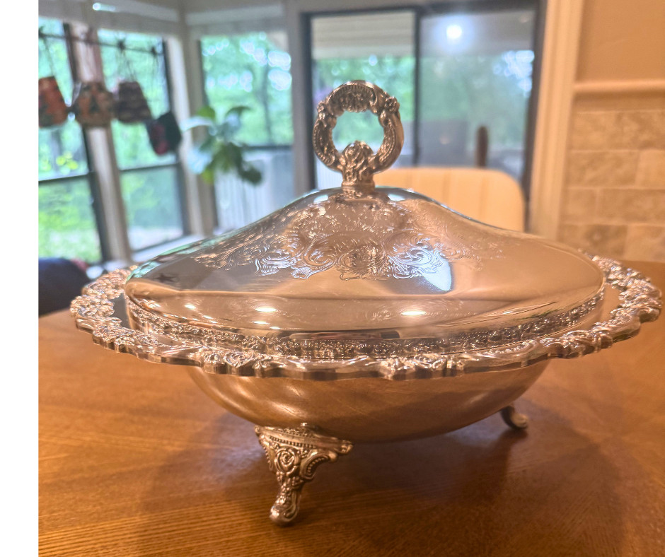 BEAUTIFUL ORNATE ONEIDA SILVER PLATE COVERED SERVING DISH WITH LID