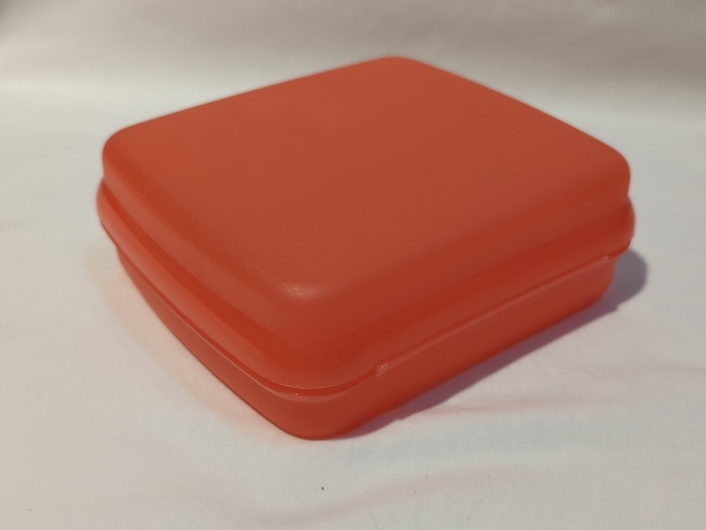 TUPPERWARE SANDWICH KEEPER ORANGE