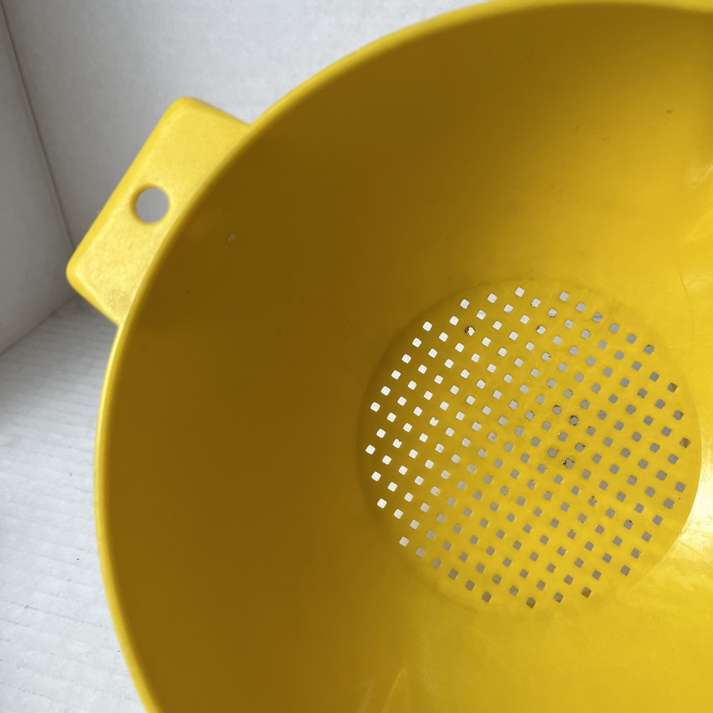 Vintage TUPPERWARE 2 Quart Yellow Colander Strainer Handle #1523 MCM Kitchenware