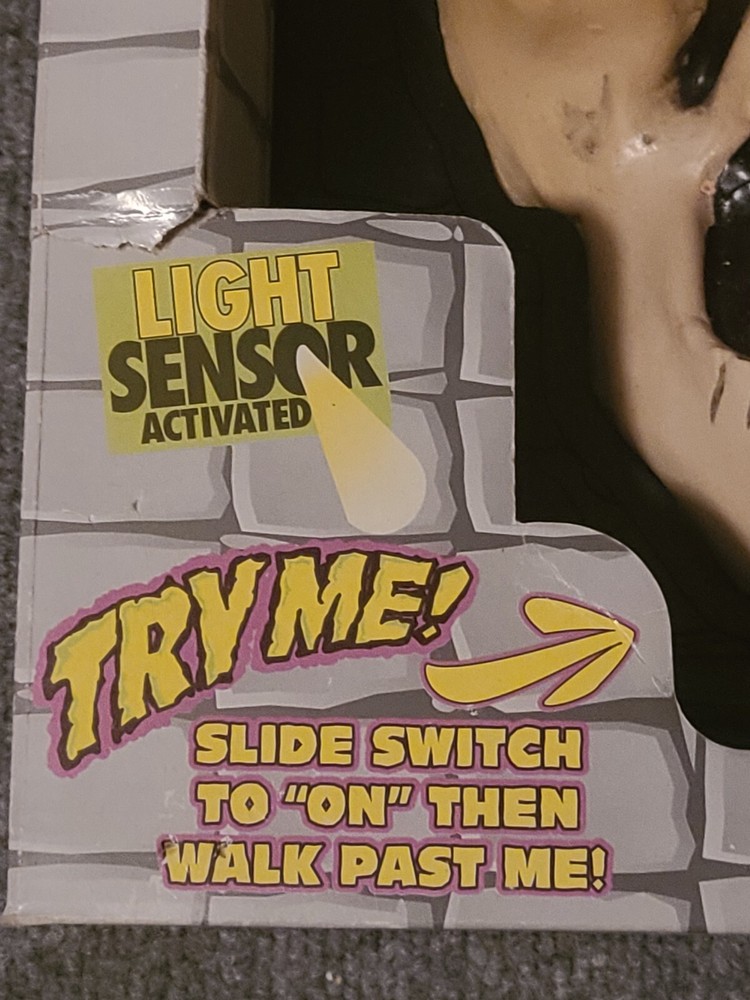 Fright Frame Light Sensor Blinking Glowing Red Eyes