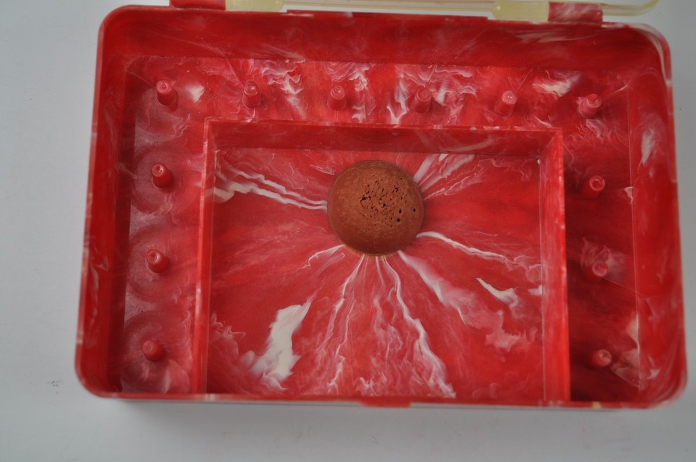 Vintage Plastic Sewing Box Unbranded Red and White